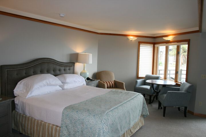 The Waves / The Argonauta Inn/The White Heron Lodge