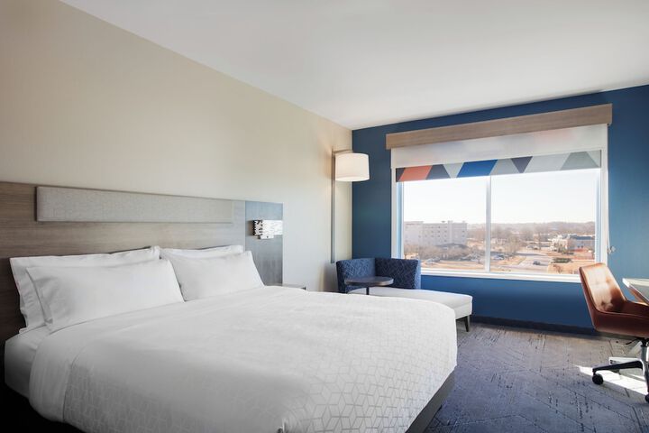 Holiday Inn Express & Suites Alexandria by IHG