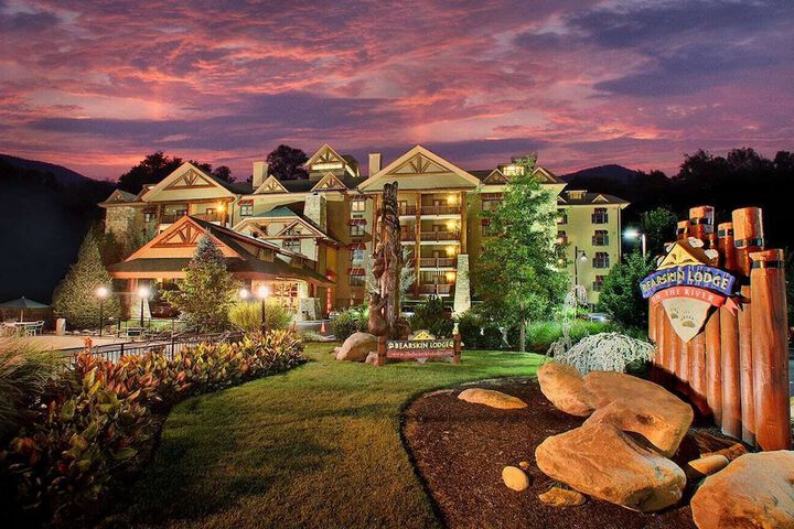 Bearskin Lodge on the River