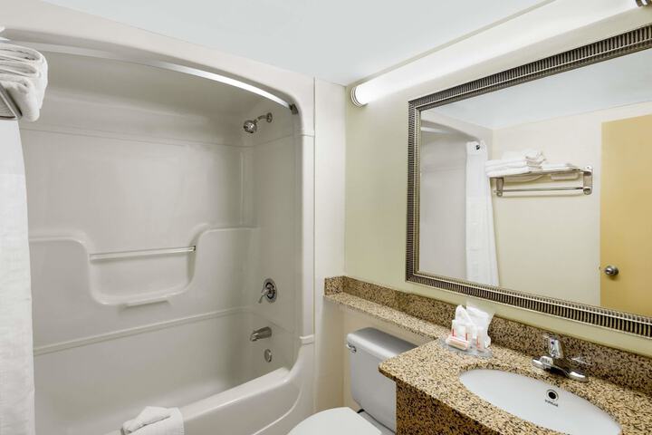 Days Inn by Wyndham Geneva / Finger Lakes