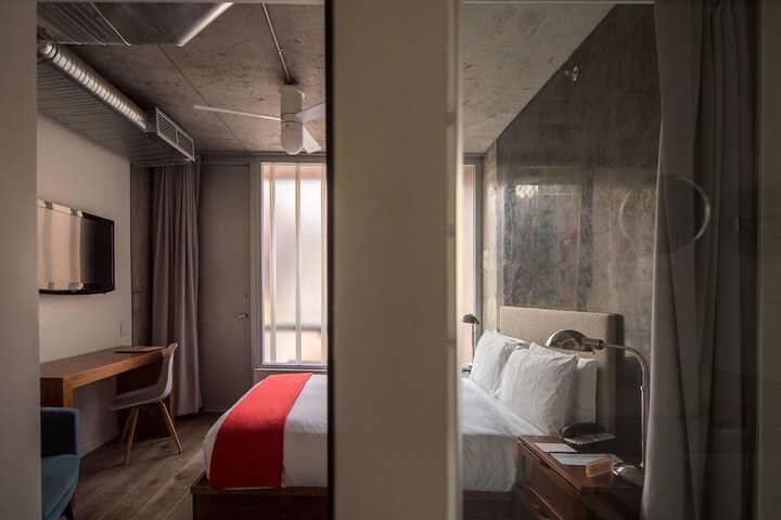 Room 15 of 33
