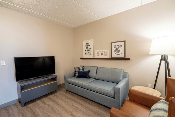 Country Inn & Suites by Radisson State College (Penn State Area), PA