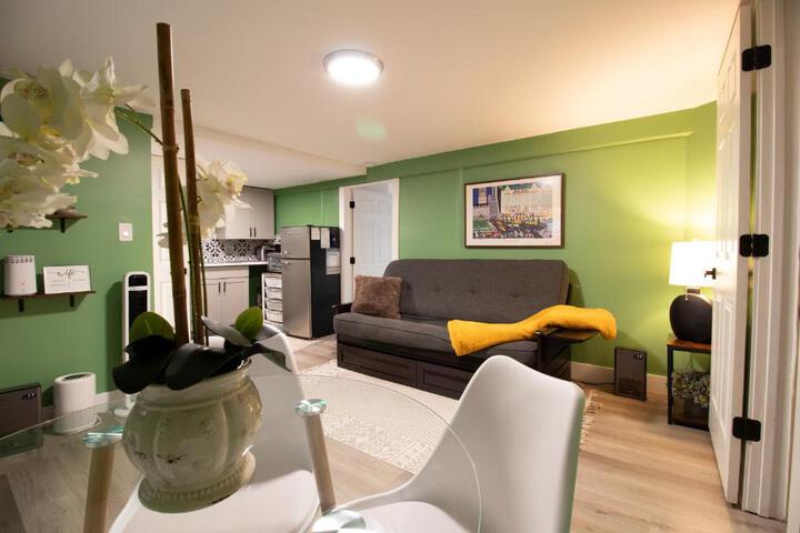 Exceptional & Central Garden Suite, Top Amenities & Care!