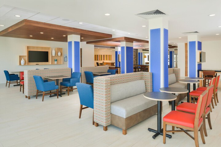 Holiday Inn Express & Suites Chadron by IHG