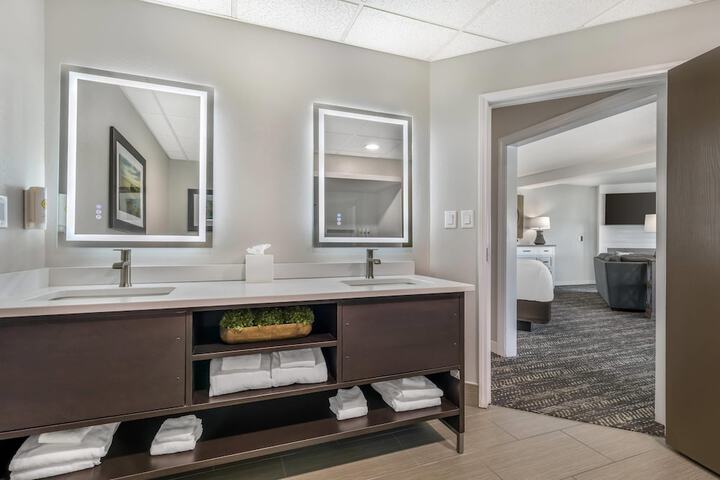 Comfort Suites Chincoteague Island Bayfront Resort