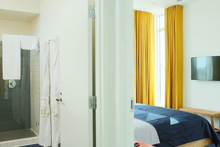 Room 12 of 103
