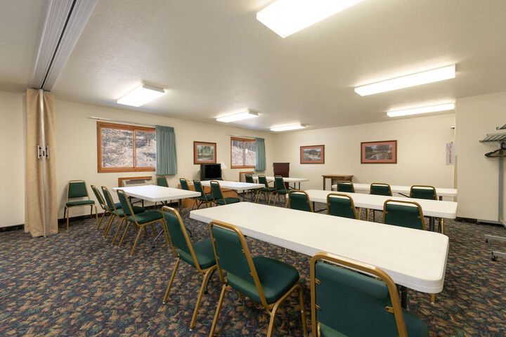 Super 8 by Wyndham Hill City / Mt. Rushmore/ Area