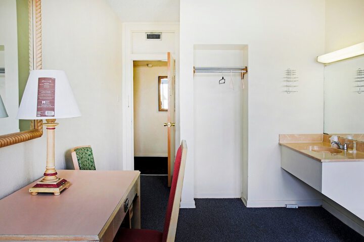Room 31 of 77