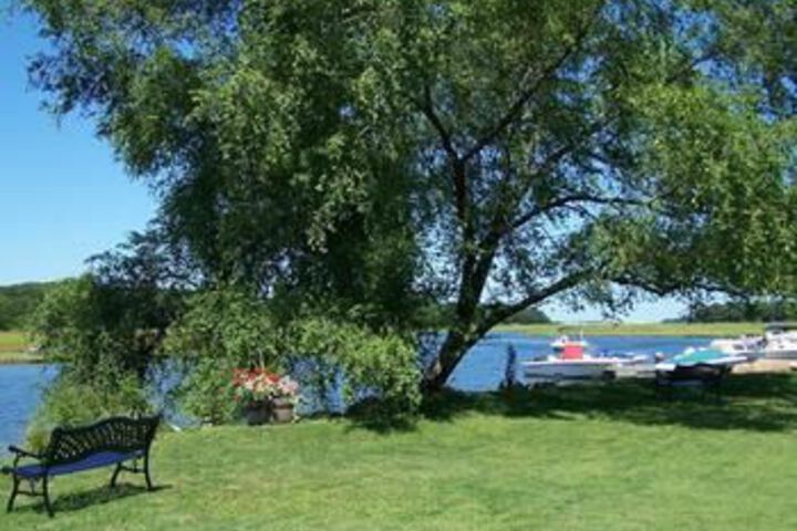 Sheas Riverside Inn & Motel