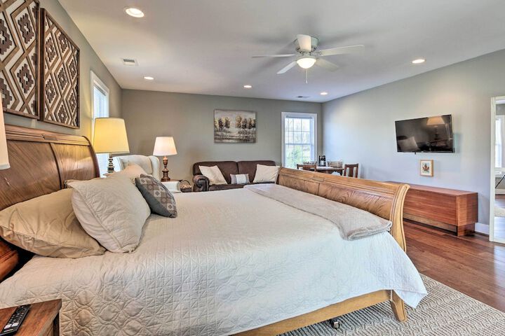 Morrisonville Manor w / Fire Pit & Hot Tub!