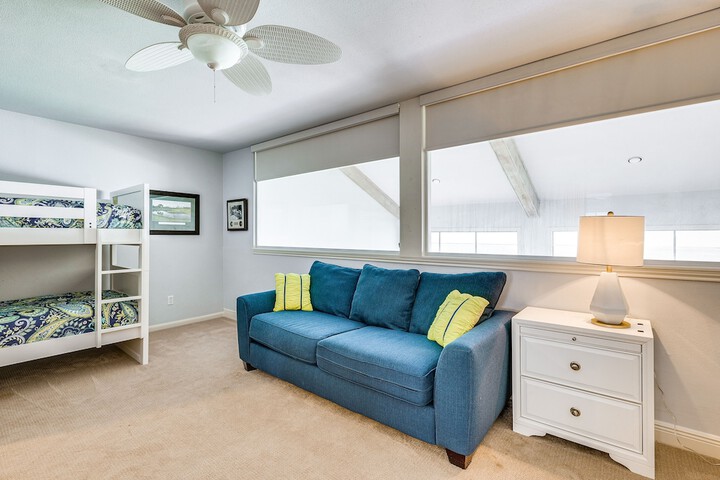 Beautiful Waterfront Condo on Lake Conroe w / Dock