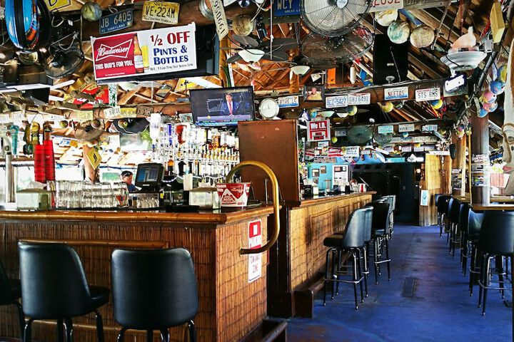 Lounge 44 of 64