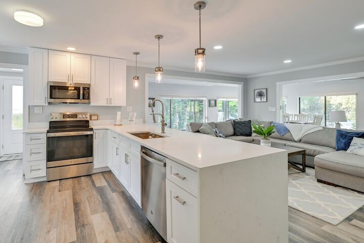 Spacious Lake Norman Retreat w / Boat Ramp!