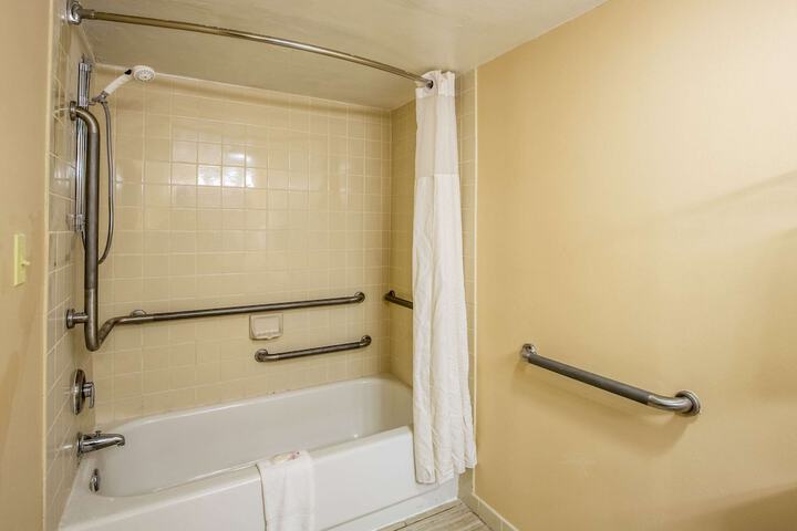 Room 16 of 40