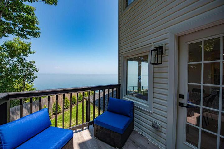 Coastal Retreat: Waterfront Deck, Awesome Views