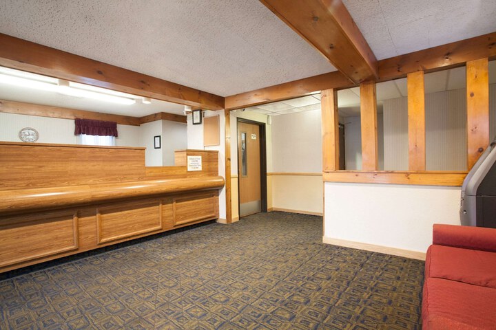 Super 8 by Wyndham Oneonta / Cooperstown