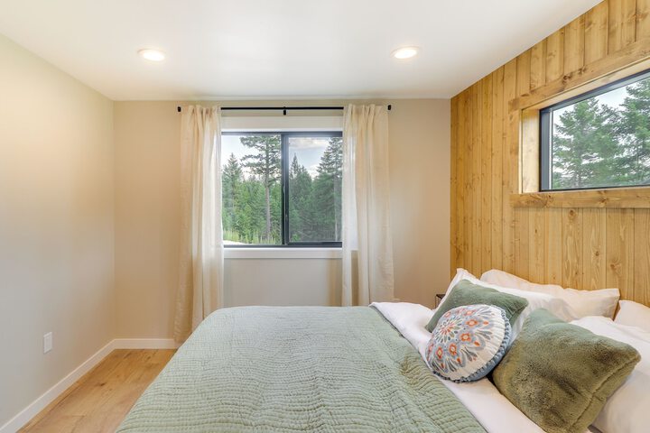 Modern Lakeside Cabin w / Mountain Views & Hot Tub!