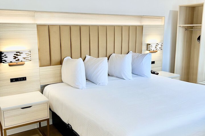Room 4 of 10