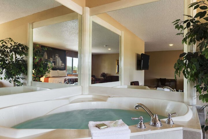 Super 8 by Wyndham Taylor / Detroit Area