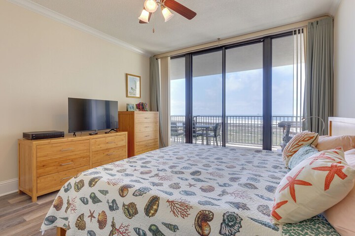 Beachfront Dauphin Island Condo w / 2 Pools & Sauna