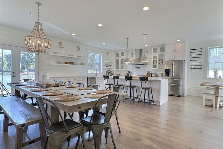 Serene 5BR Farmhouse Retreat Shoreline