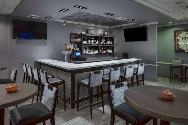 Lounge 23 of 26