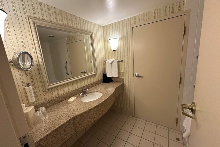 Arnot Grand Hotel & Suites
