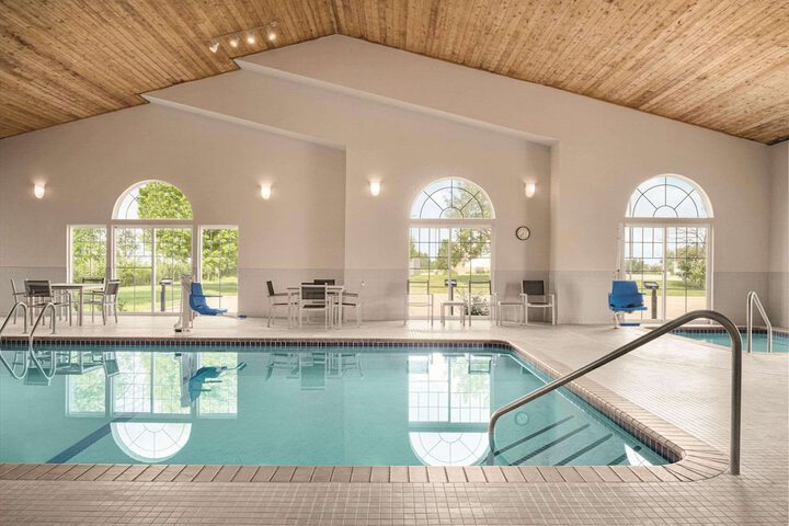 Country Inn & Suites by Radisson Pella, IA