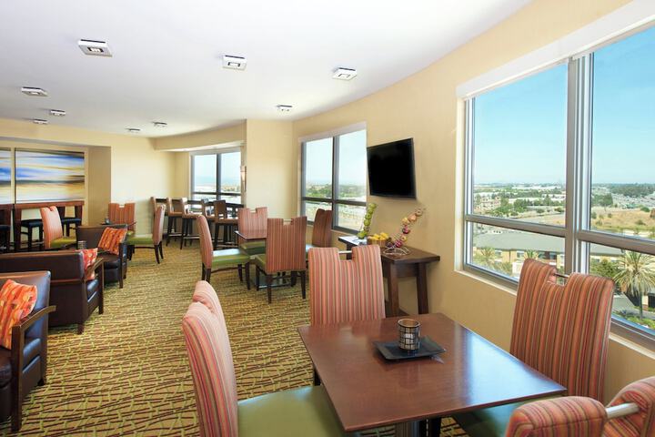 Lounge 65 of 72