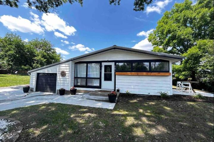 8th Street Haven - 3 bedroom House in DT Hamilton