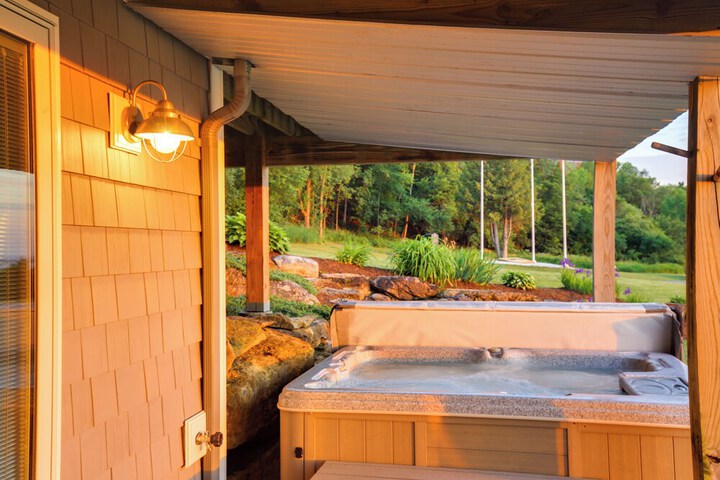 Lake View Champlain Home w / Hot Tub & Sauna!