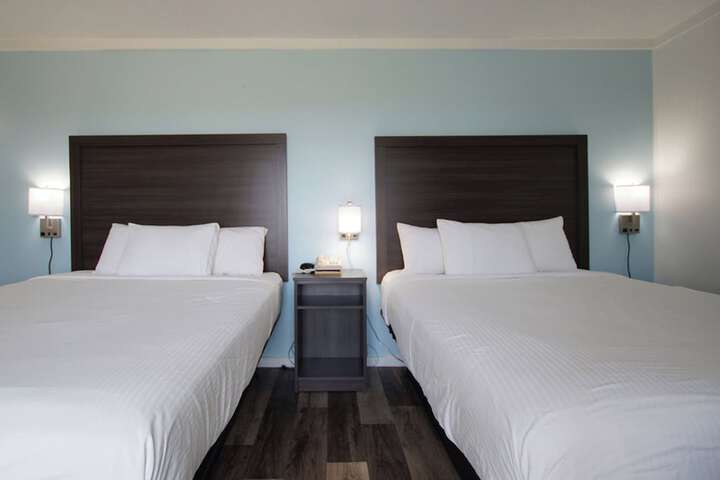 Snyders Shoreline Inn