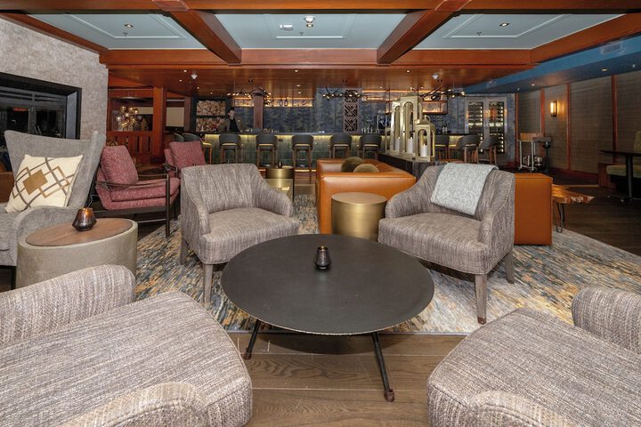 Lounge 32 of 52