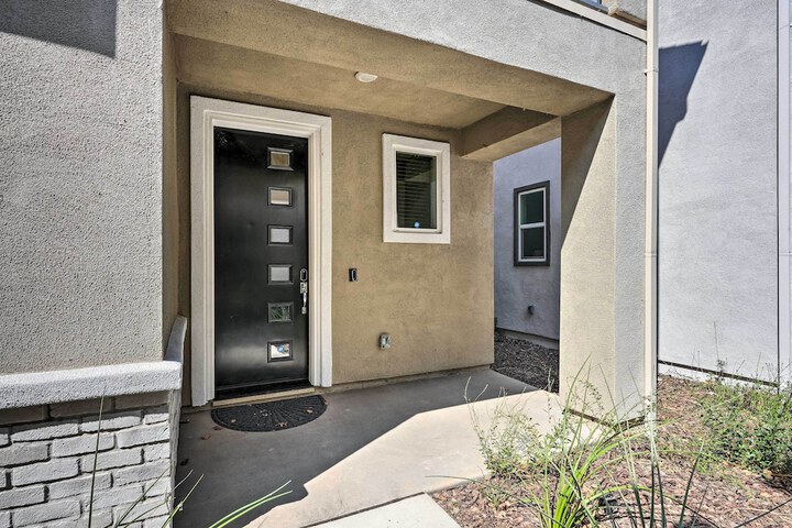 Pet-friendly Elk Grove Retreat w / Balcony!