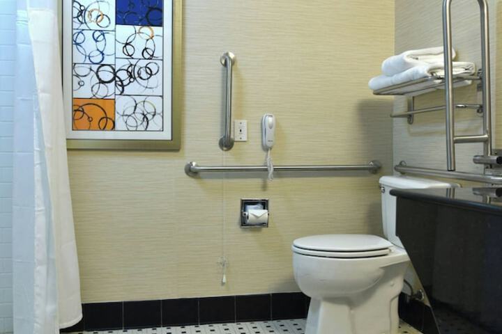 Fairfield Inn & Suites Hartford Airport