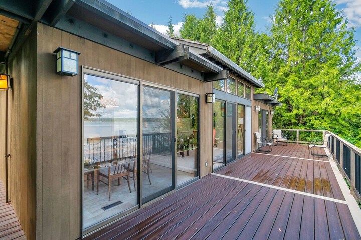 PNW MCM 155ft Private Waterfront Gem on Raft Island w / Hot Tub 3 Bedroom Home by RedAwning