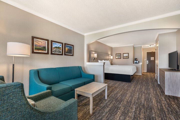 Comfort Suites Chincoteague Island Bayfront Resort
