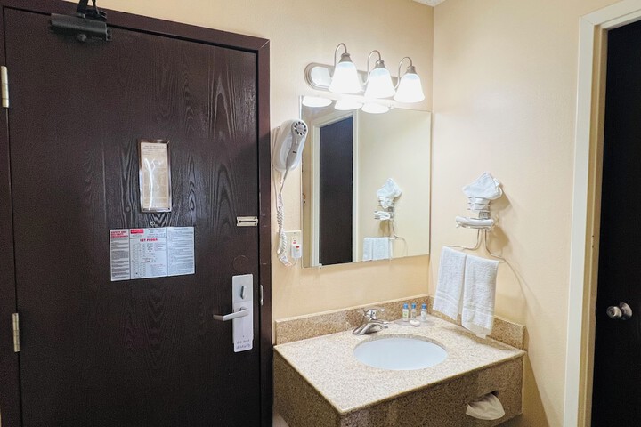 Room 16 of 40