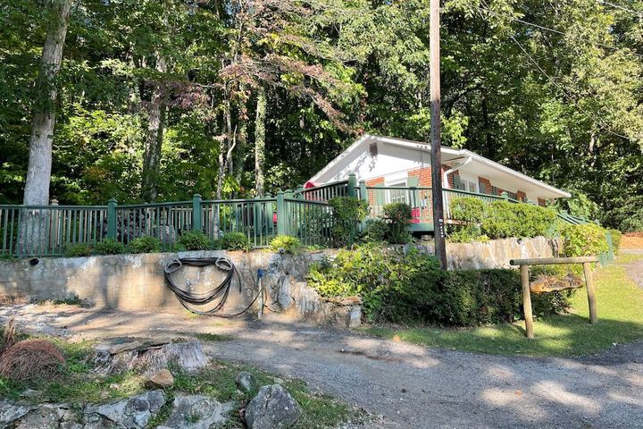 Mountain Aire Cottages Inn & Glamping