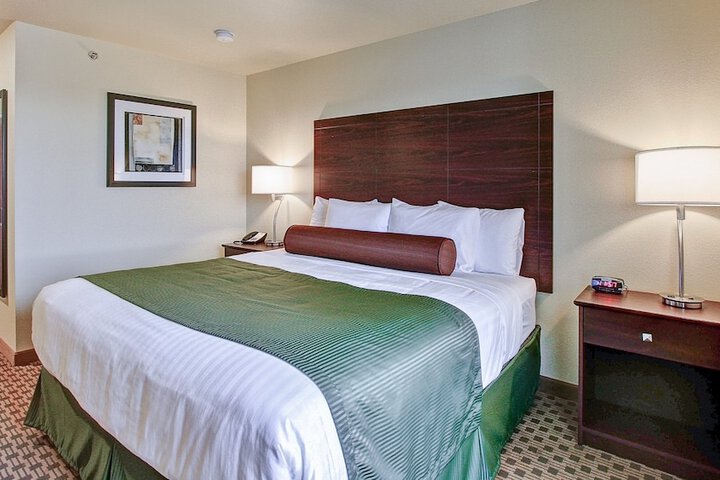Cobblestone Hotel & Suites – Pulaski / Green Bay