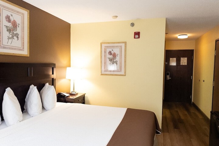 Baymont by Wyndham Battle Creek Downtown