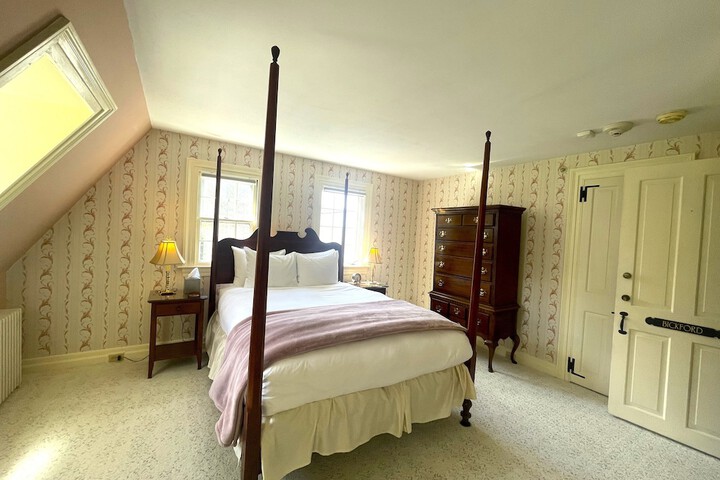 Room 32 of 59