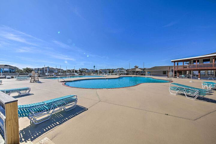 Coastal Home w / Community Pool 2 Miles to Beach!