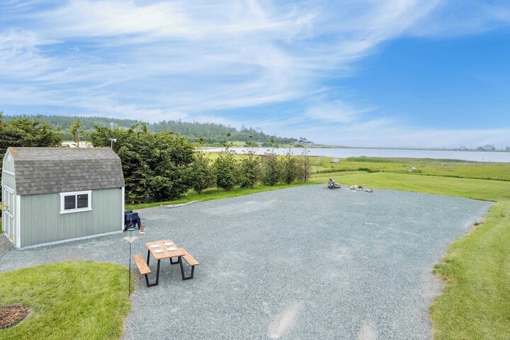 Swan Lake Cottage by Avantstay Views + Firepit