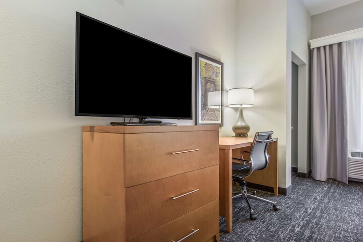 Room 16 of 40