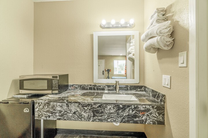 Regency Inn by OYO Rockdale TX