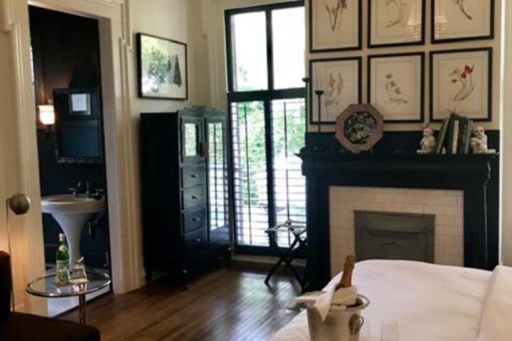 Elmwood 1820 Bed & Breakfast Inn