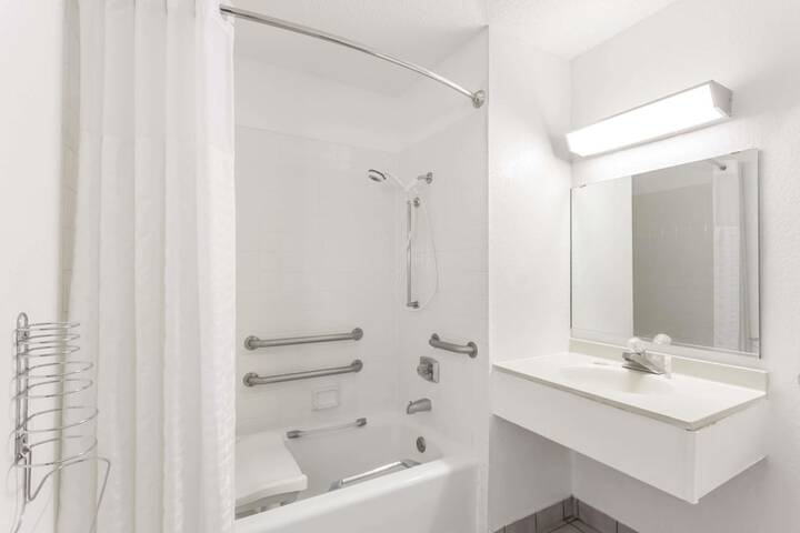 Super 8 by Wyndham Mundelein / Libertyville Area