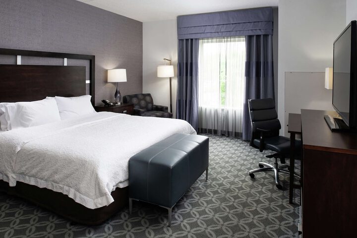 Hampton Inn & Suites Greensboro / Coliseum Area