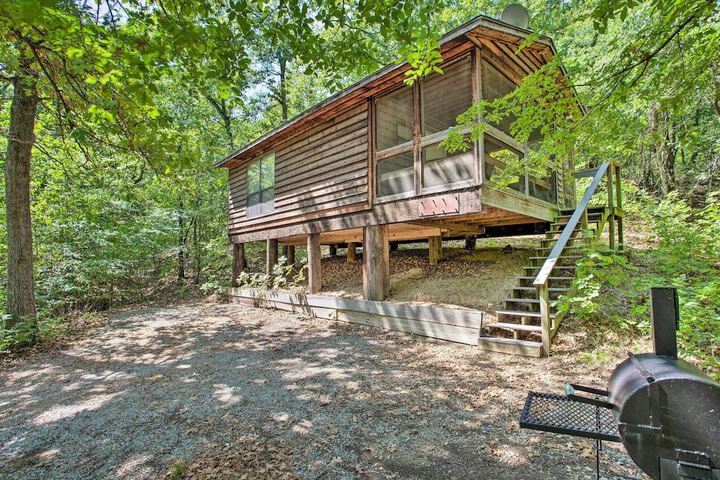 Bright Davis Escape w / Screened-in Porch!